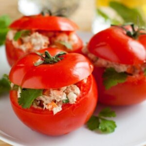 Receta de Tomates rellenos con ensalada rusa tradicional