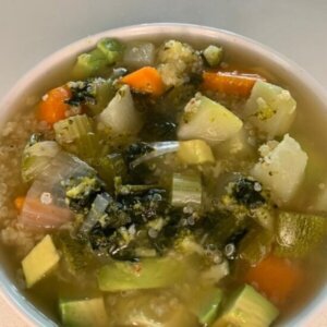 Sopa de verduras con quinoa