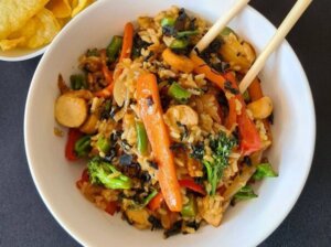 Wok de verduras con arroz integral al estilo argentino